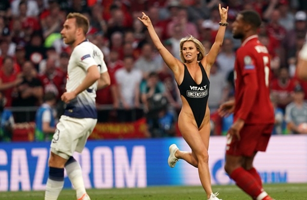 Một năm sau khi "làm loạn" ở chung kết Champions League, Kinsey Wolanski  giờ ra sao?