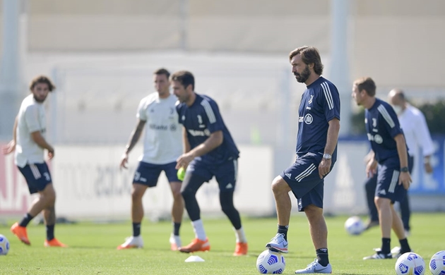 Thầy trò Andrea Pirlo cùng "nhìn về 1 hướng" trên sân tập của Juventus