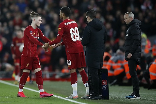 13/20 CLB phản đối, BTC Premier League bỏ luật thay 5 người/trận