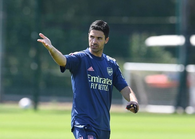 Arsenal tập luyện, CĐV bấn loạn vì hai trợ lý trẻ trung của Mikel Arteta