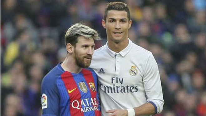 Fan Ronaldo 'tổng tấn công' Messi sau tuyên bố ở lại Barca