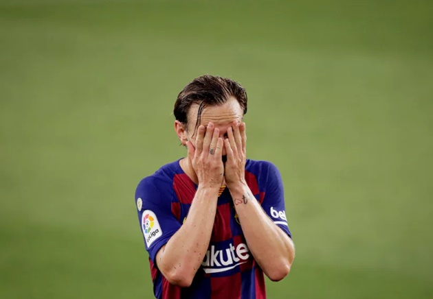 Vừa rời Nou Camp, "trụ cột ăn 3" lên tiếng chỉ trích Barcelona