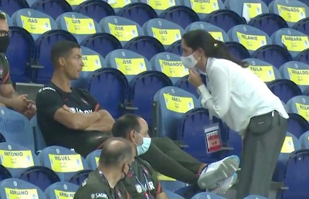 Ảnh bài viết Ronaldo bị nhắc nhở trên khán đài