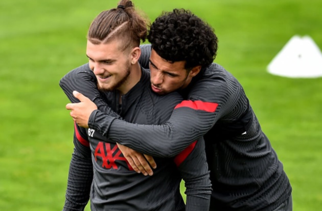 Karius khom người nhìn thủ môn 21 tuổi bay lượn trên sân tập Liverpool