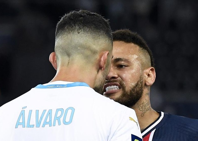 Neymar ăn thẻ đỏ, bị phân biệt chủng tộc và chửi đối thủ trên MXH
