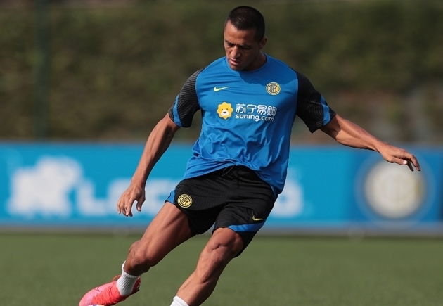 Ảnh bài viết Alexis Sanchez để lộ bắp chân "cực khủng" trên sân tập của Inter Milan