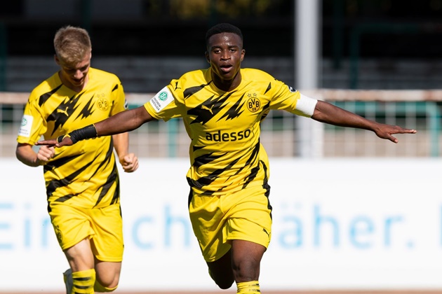 Quên Haaland hay Sancho đi, "thần đồng" của Dortmund tiếp tục gây bão