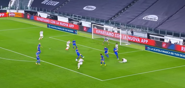 Ra mắt sát cánh cùng Ronaldo, "măng non" vung chân thành bàn "cực ngọt" 