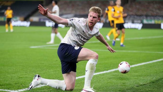 Xuất sắc là thế, De Bruyne vẫn bị sao Wolves biến thành "trò hề" trên sân