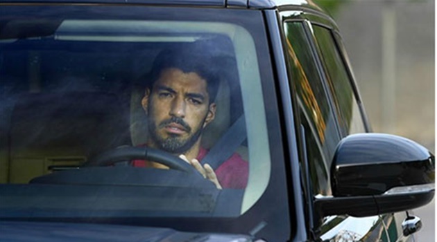 Ảnh bài viết Suarez dọn sạch đồ đạc, đẫm lệ trong ngày chia tay Barca