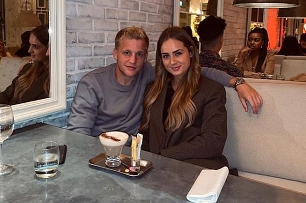 Van de Beek mặn nồng bên bạn gái
