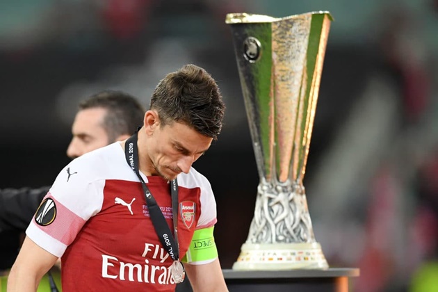 Sau tất cả, 'đội trưởng lạc lối' công khai xin lỗi fan Arsenal