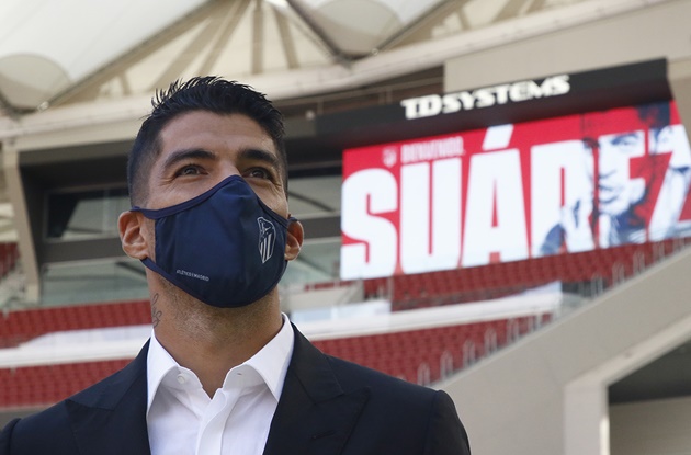Vừa tới Atletico, Suarez nhận ngay số áo xịn sò, đưa lưng cho đồng đội đập