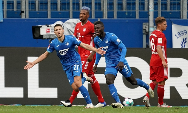 Bundesliga rung chuyển, Manuel Neuer phải vào lưới nhặt bóng 4 lần