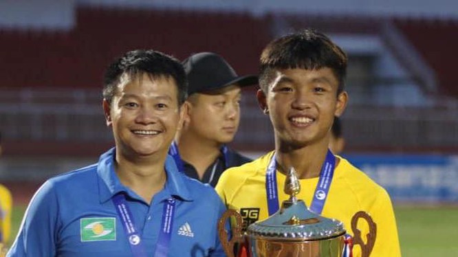 Cùng SLNA vô địch, Văn Quyến đưa ra câu trả lời về "truyền nhân"