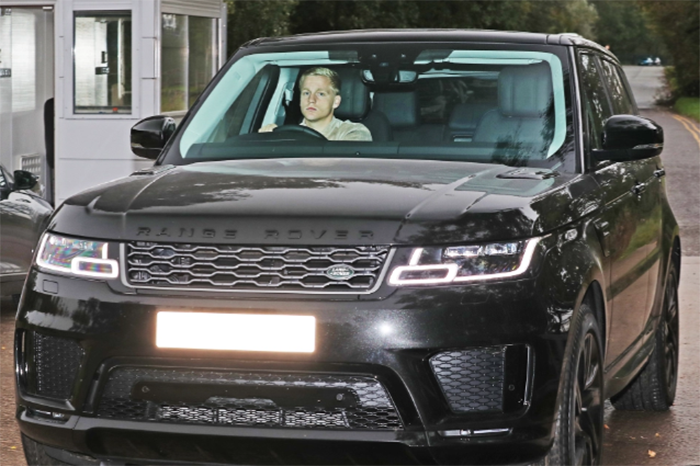 Van de Beek khoe "xế xịn", Pogba được vợ chở đến Carrington tập luyện