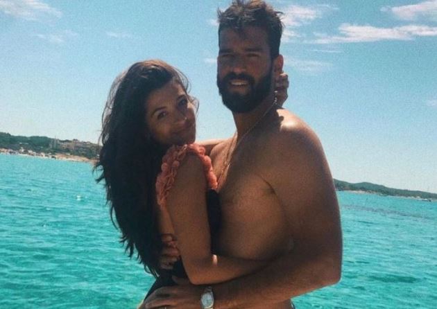 Adrian chơi tệ, vợ của Alisson bị fan Liverpool 'tấn công'