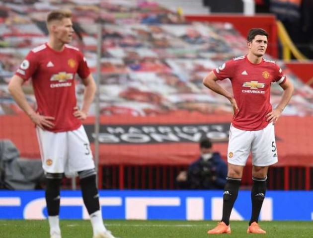 CHOÁNG! Maguire lại 'diễn hài', kéo Shaw ngã chổng vó để cầu thủ Spurs thoải mái sút tung lưới M.U