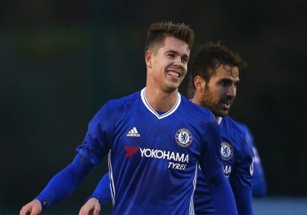 CHÍNH THỨC! Chelsea chia tay tiền vệ ghi 14 bàn/28 trận