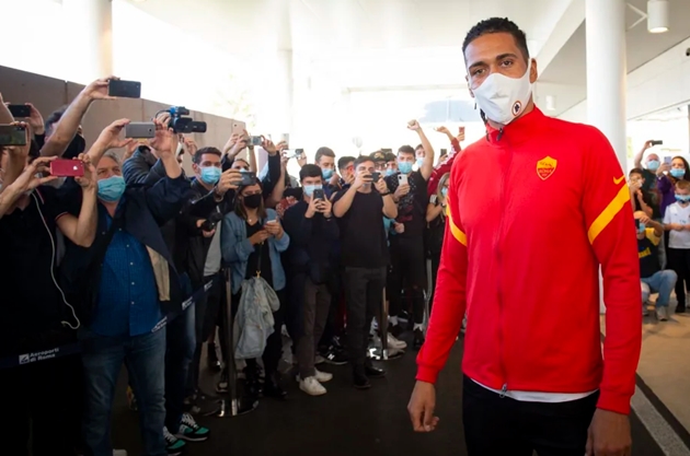Rời Man Utd, Smalling ngay lập tức "gây bão" ở Roma