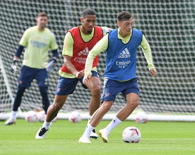 Nối gót Ozil, "sao mai Arsenal" ngồi nhà xem Europa League