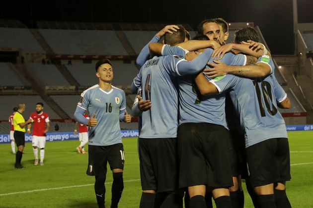 Suarez gọi - Alexis Sanchez trả lời, Uruguay thắng nghẹt thở ở phút 90+3
