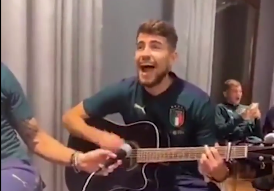Ảnh bài viết Trở về tuyển Ý, sao Chelsea trổ tài đánh đàn guitar