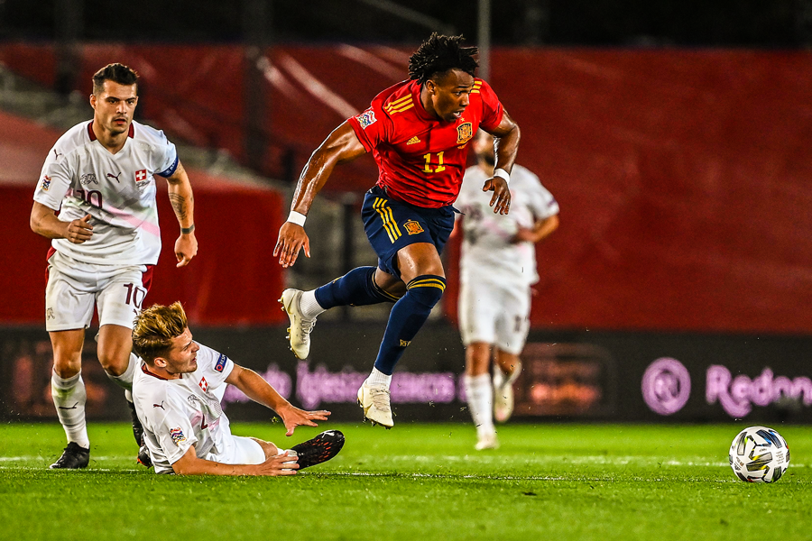 "Quái thú" NHA quá dữ dằn, húc đồng đội của Xhaka ngã chổng vó