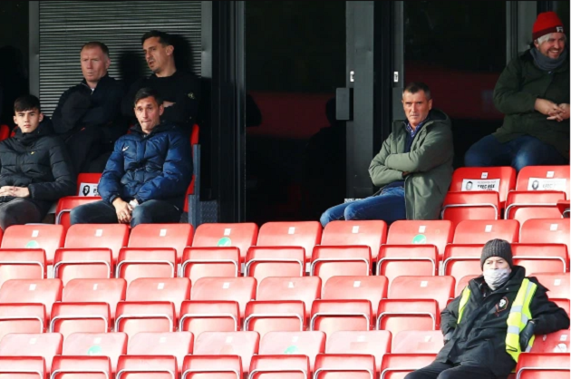 Roy Keane, Paul Scholes nhăn nhó nhìn đội nhà mất điểm phút cuối