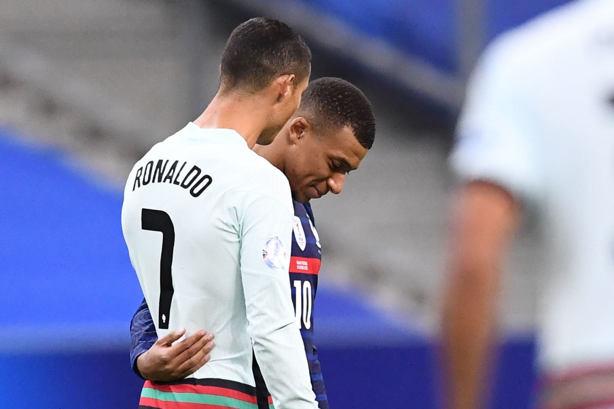 12 giây tiếp xúc giữa Ronaldo và Mbappe thu hút hơn 3 triệu lượt xem
