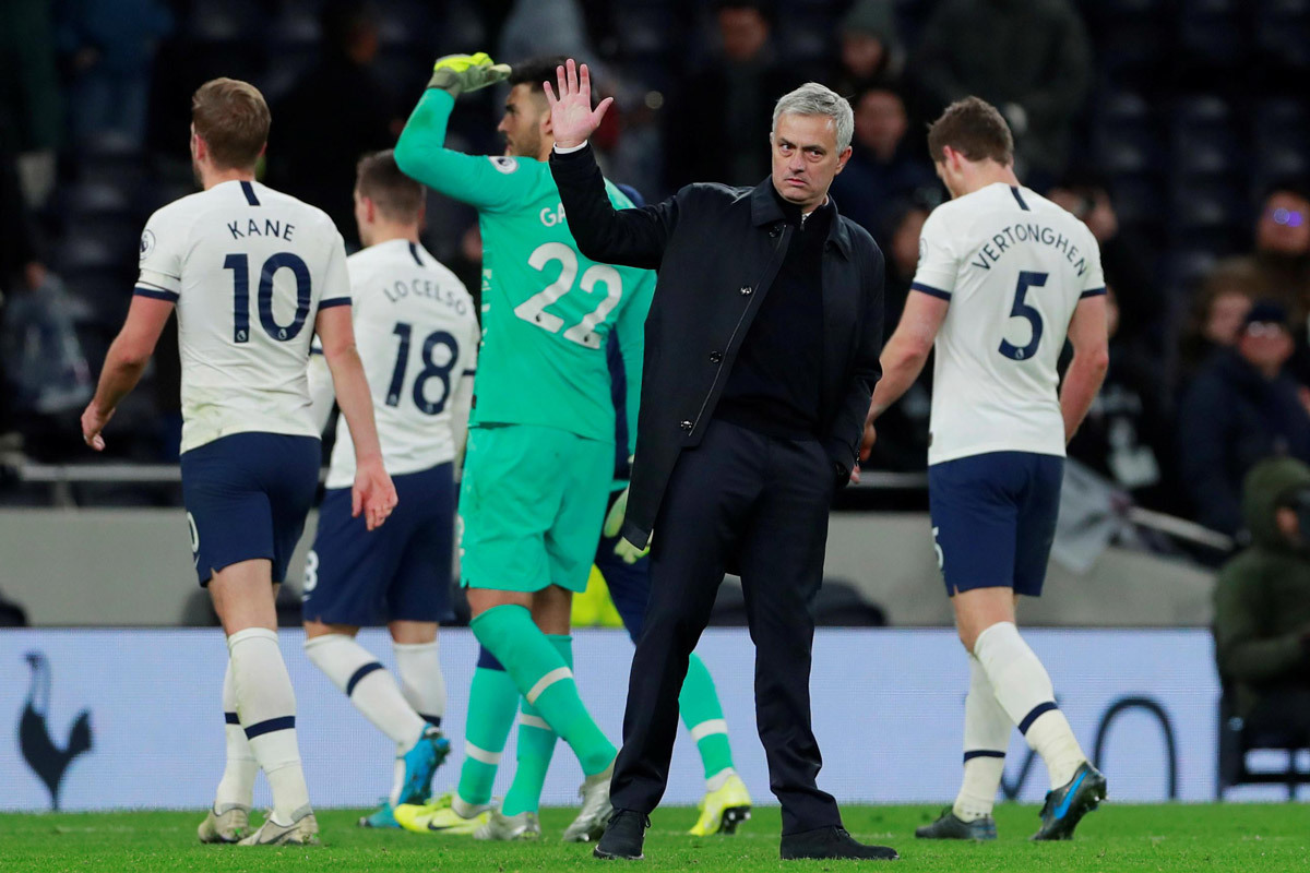 Chưa hài lòng hàng thủ, Mourinho muốn chiêu mộ mục tiêu của Man United