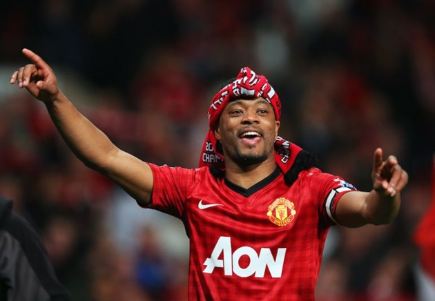 Chúc mừng huyền thoại Man Utd, Evra không quên "khịa" Man City