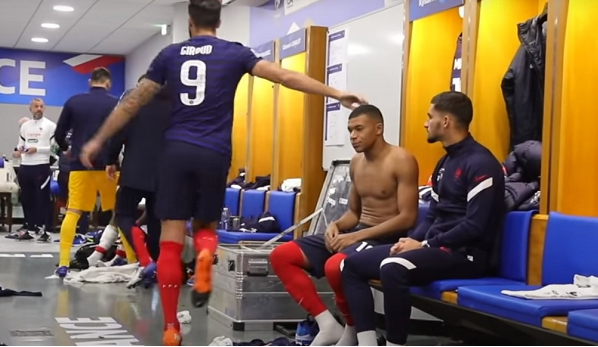 Mbappe nhăn mặt vì bị Giroud đối xử như trẻ con
