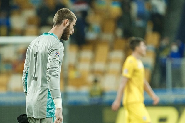 "Tay nhanh hơn não" và lúng túng như "gà mắc tóc", De Gea đẩy TBN vào 2 thái cực