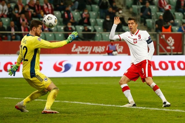 "Nghệ sĩ" Lewandowski biến ảo khó lường, khiến Italia mất ngôi đầu bảng