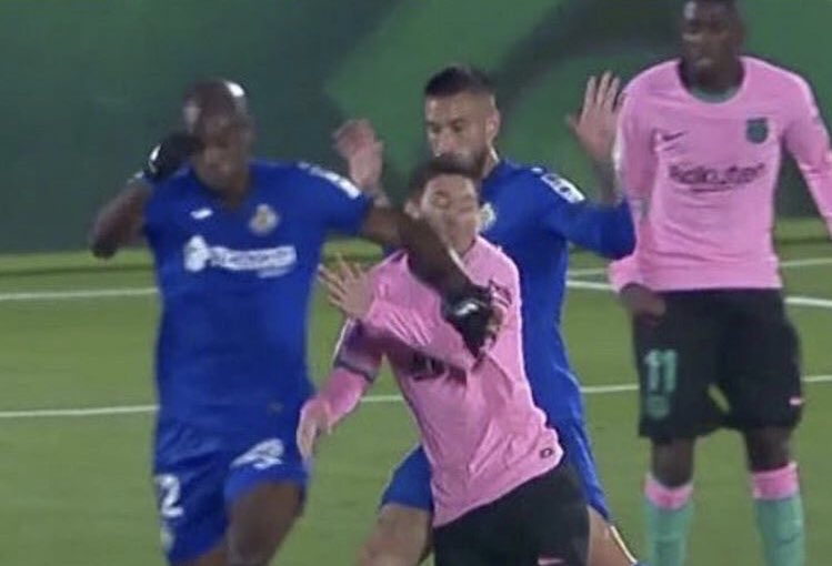 Messi lãnh cùi chỏ từ đối thủ, cựu chủ tịch Barca nổi điên