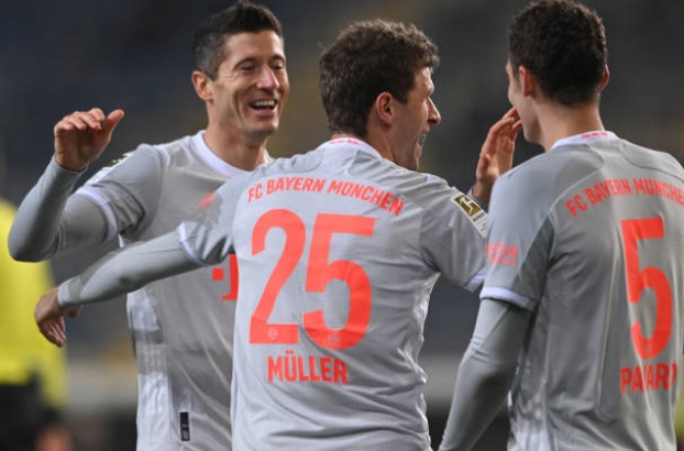 Muller - Lewandowski thay nhau bắn phá, Bayern đè bẹp đối thủ trên sân khách