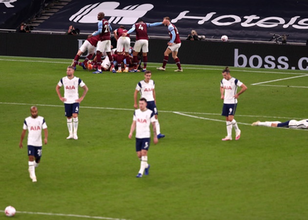 Dẫn 3-0 sau 16 phút, Tottenham vẫn chia điểm trong ngày Bale ra mắt