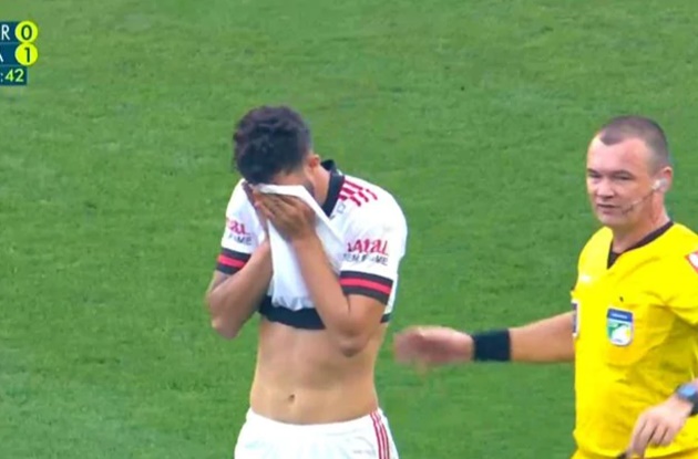 SỐC! Đồng đội cũ của Neymar nhận tai nạn rợn người trên sân cỏ