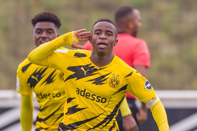"Báu vật" khiến Haaland nể phục lại "gánh" đội trẻ Dortmund trên vai