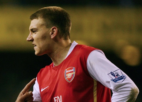 Cãi lộn từ sân vào phòng thay đồ, Bendtner "thật sự không ưa" 1 sao Arsenal