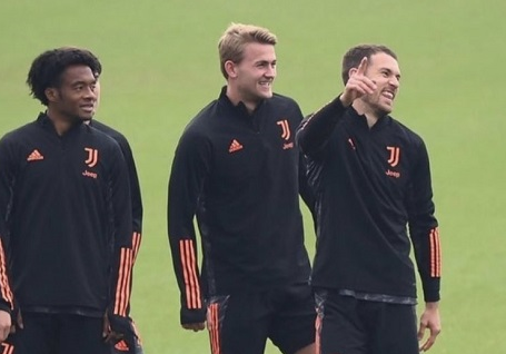 Ảnh bài viết 'Lá chắn thép' của Juventus phục hồi chấn thương, rạng rỡ trên sân tập