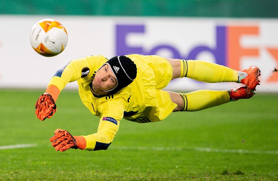 Hài hước với hình ảnh một Petr Cech "ra sân" đối đầu Arsenal