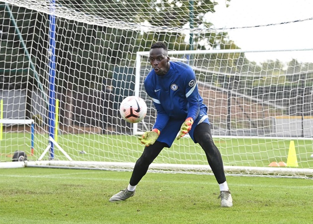 Petr Cech tái xuất không tưởng, sao Chelsea phản ứng thế nào?