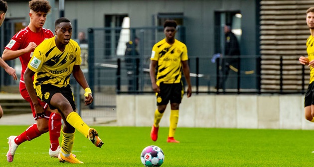 Nước Đức tiếp tục dậy sóng vì sức hủy diệt của "báu vật vô giá" tại Dortmund