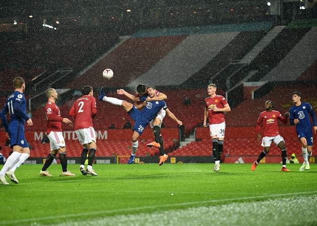 10 hình ảnh ấn tượng ở vòng 6 EPL: Maguire 'đấu vật'; Siêu phẩm Rooney tái hiện