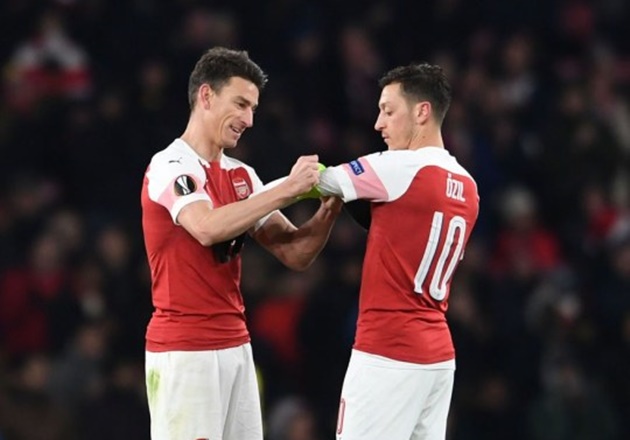 Bênh Ozil, thủ lĩnh cũ của Arsenal tố Arteta có vấn đề