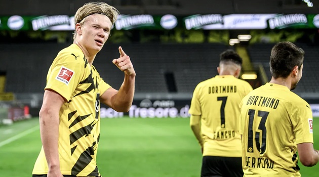 Sút tung lưới Schalke, Haaland đang trở thành một sát thủ toàn diện