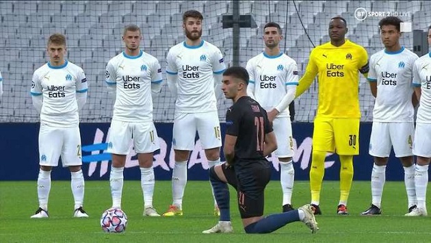 Hình ảnh kỳ quặc đầu trận Manchester City gặp Marseille