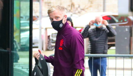 Ảnh bài viết M.U hội quân trước giờ G, Van de Beek lộ hình ảnh chán chường